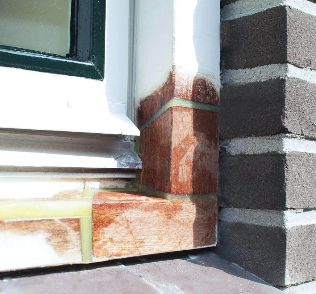 Houtrot specialist aan het werk